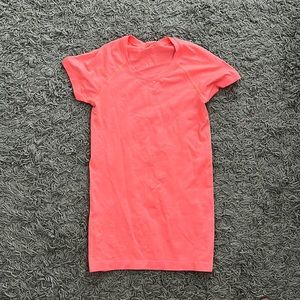 Coral lulu athletic tee